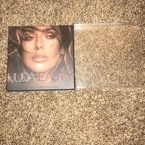 Huda beauty 3D highlighter palette